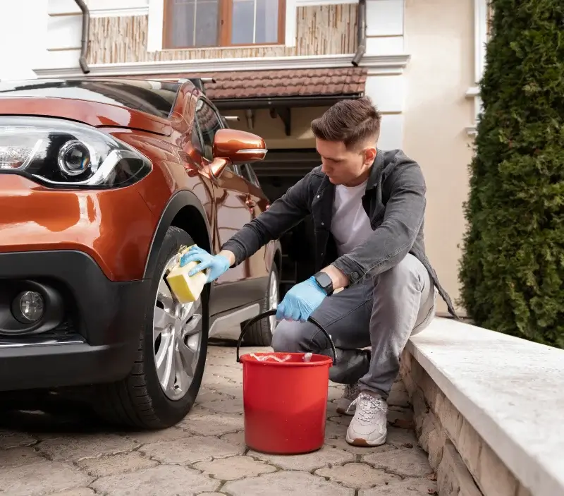 Lavage auto à domicile Thevet-Saint-Julien : professionnel intervenant sur un véhicule